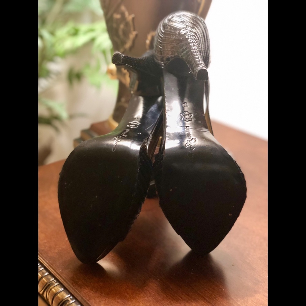 Black and Gold Leather Pumps - Picture 3 of 4